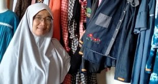 Salah seorang pelaku UMKM yang bergerak dibidang konveksi , Wini terpaksa banting stir dengan menjadi produsen baju muslim imbas dari pandemic covid 19.
