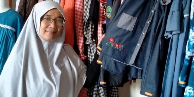Salah seorang pelaku UMKM yang bergerak dibidang konveksi , Wini terpaksa banting stir dengan menjadi produsen baju muslim imbas dari pandemic covid 19.