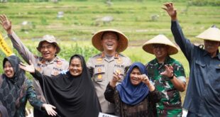 Kapolres Tasikmalaya, AKBP Wahyu Pristha Utama, memimpin langsung jalannya penanaman di lapangan.