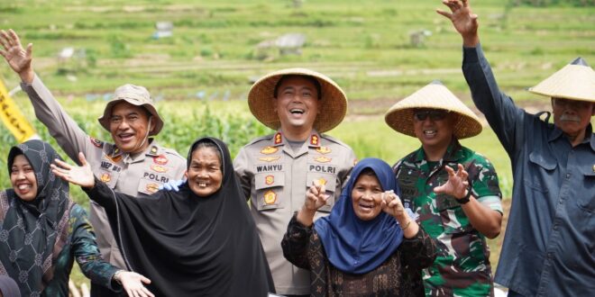 Kapolres Tasikmalaya, AKBP Wahyu Pristha Utama, memimpin langsung jalannya penanaman di lapangan.
